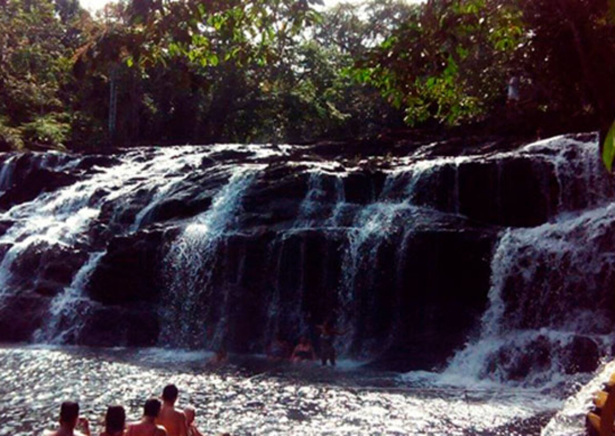 Praia de Pé de Serra com Cachoeira do Tijuípe (saídas de Itacaré)
